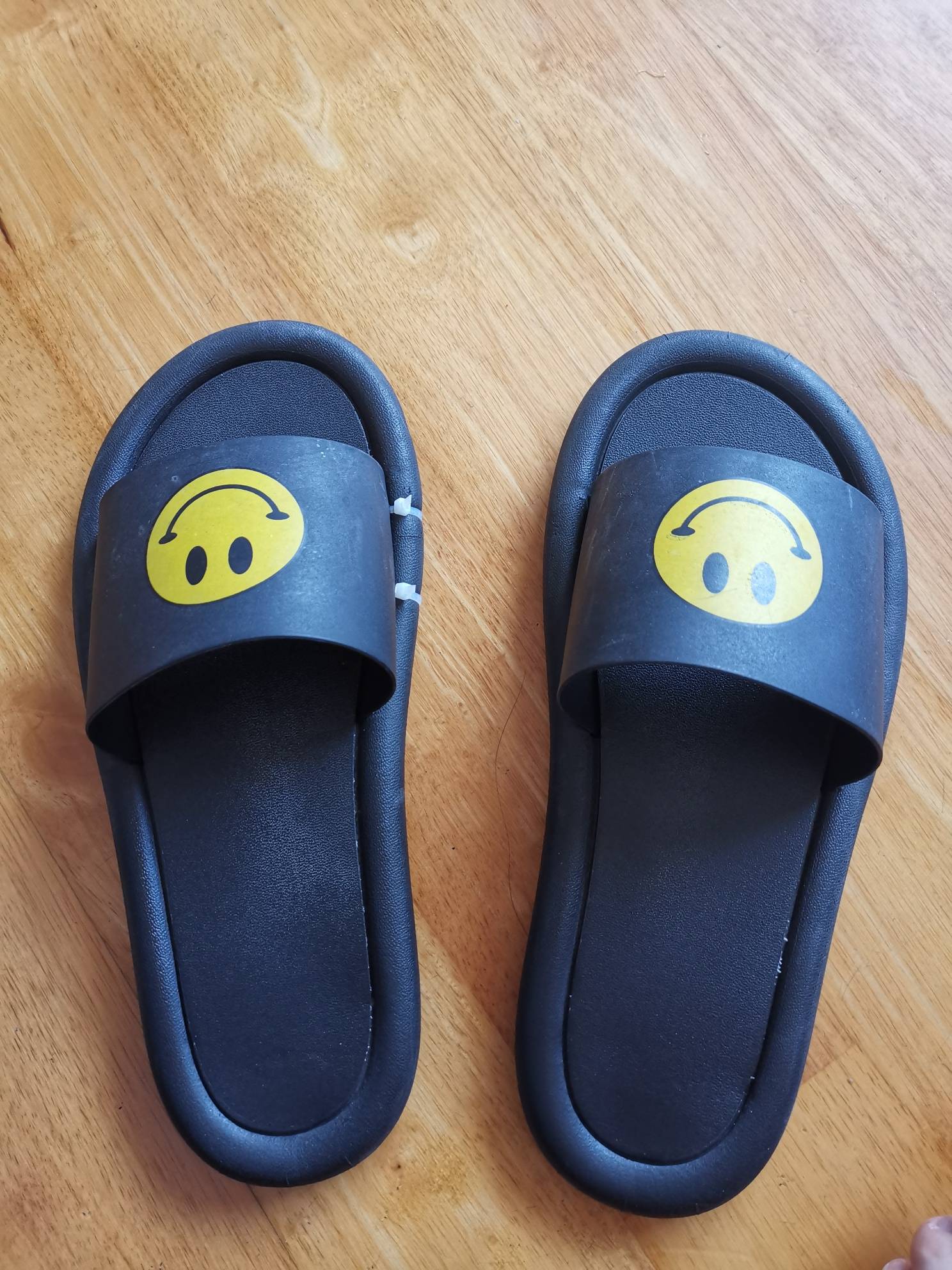 修葺一双破拖鞋衬托成熟还是老去