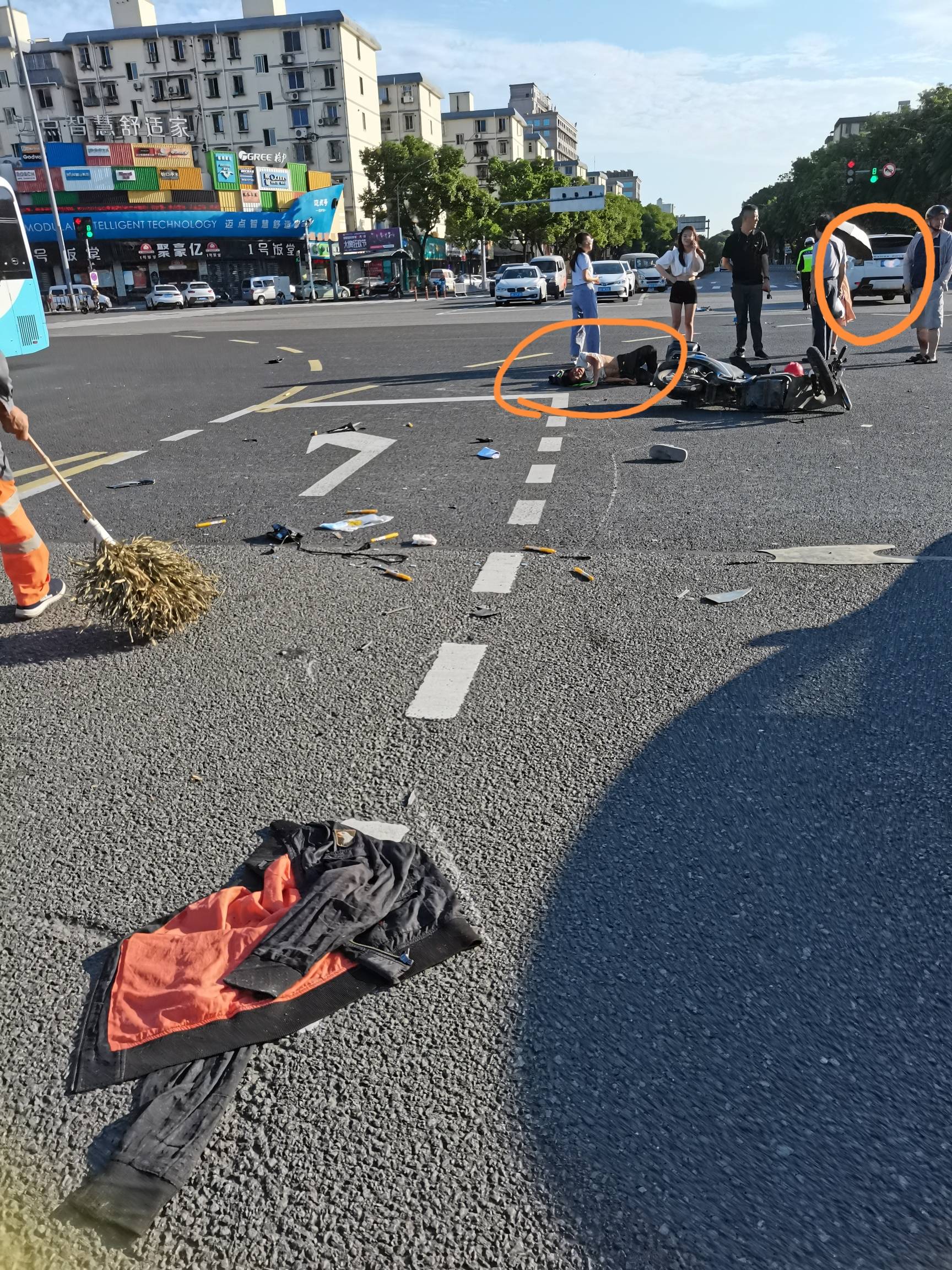 车祸现场很惨烈,大家车速都慢一点吧