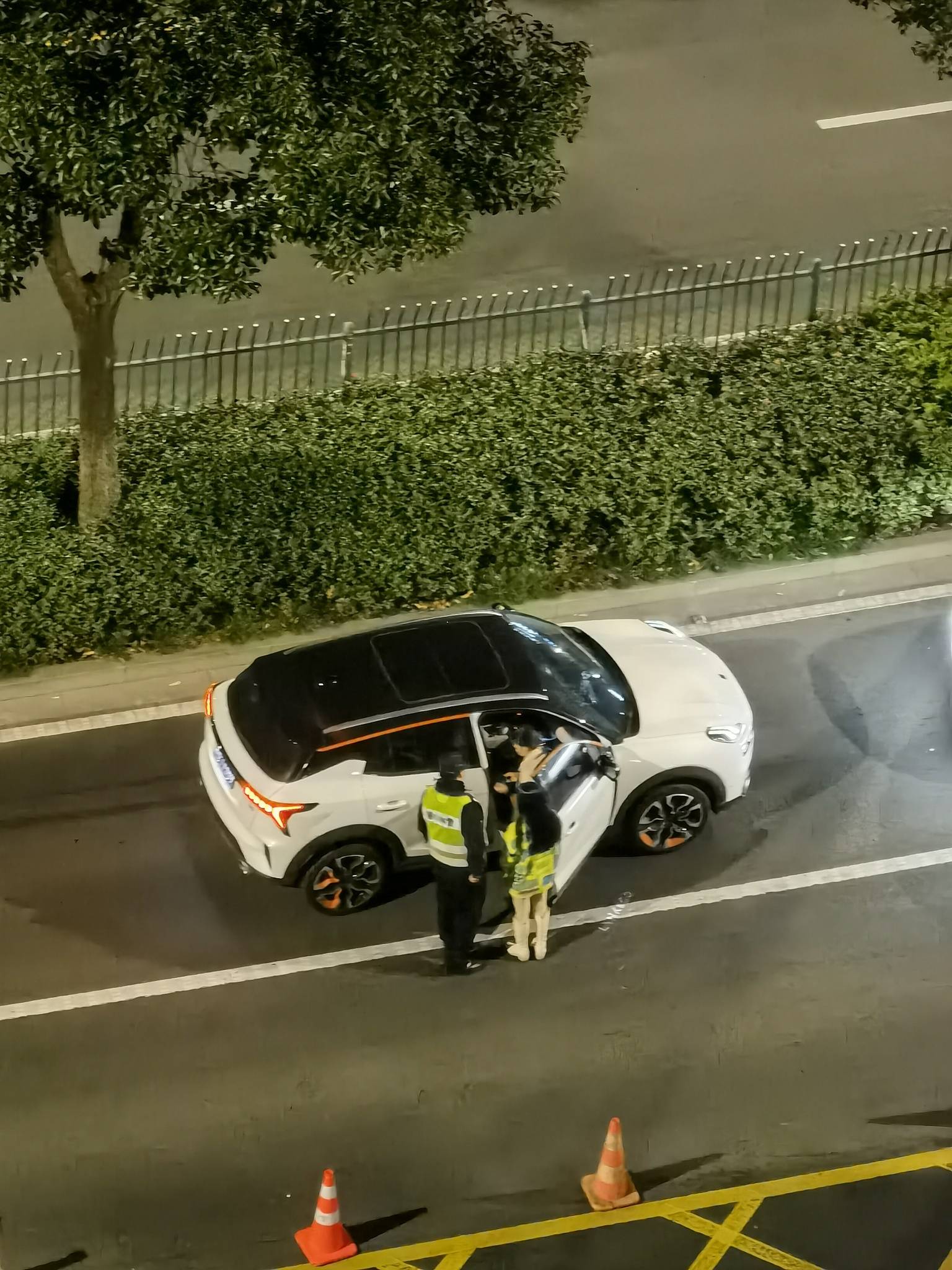 女司机被查酒驾,过程曲折好在后来又被放了,叫了代驾