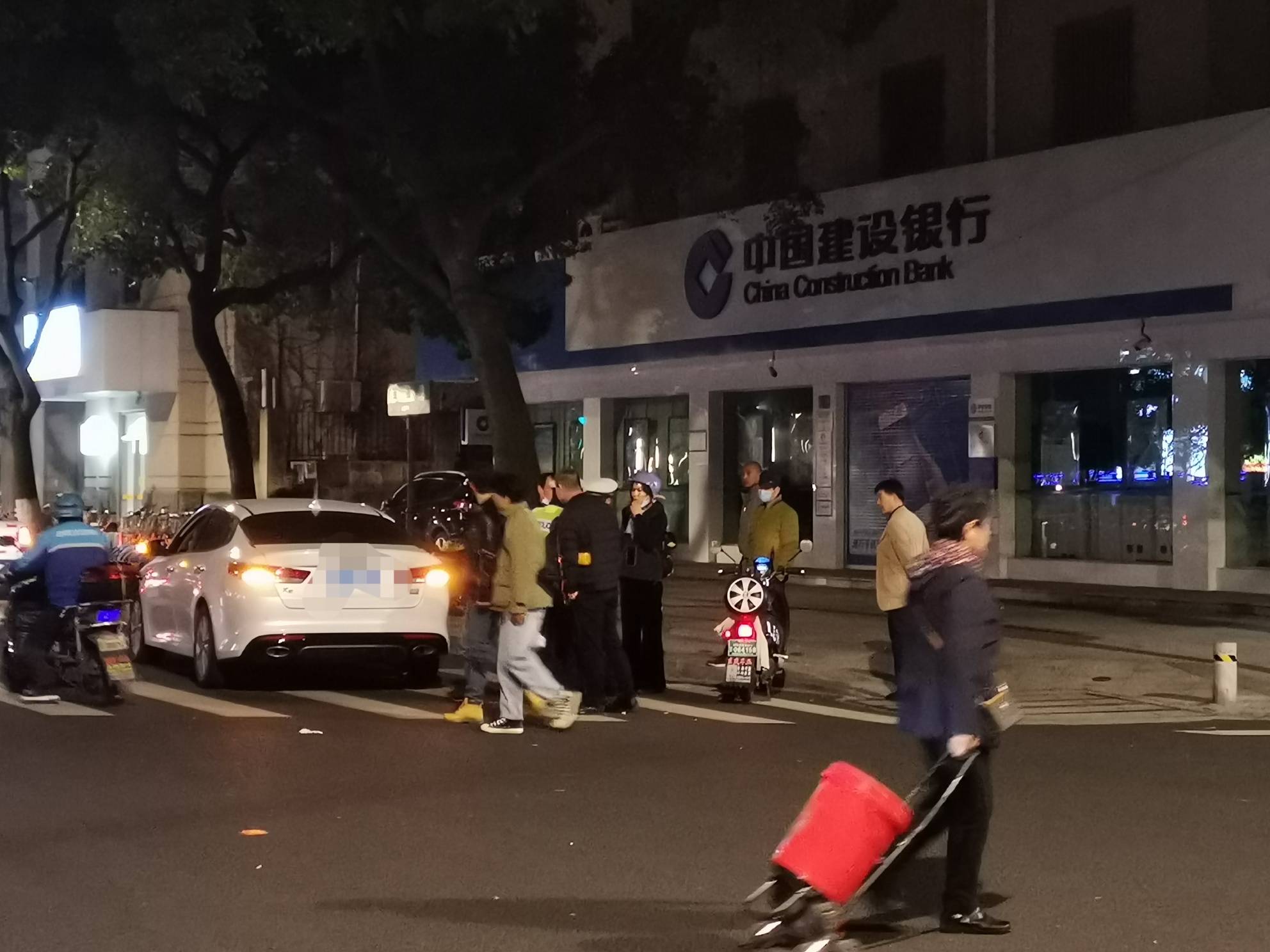 十字路口转弯处未减速,私家车撞到了电瓶车,注意安全!