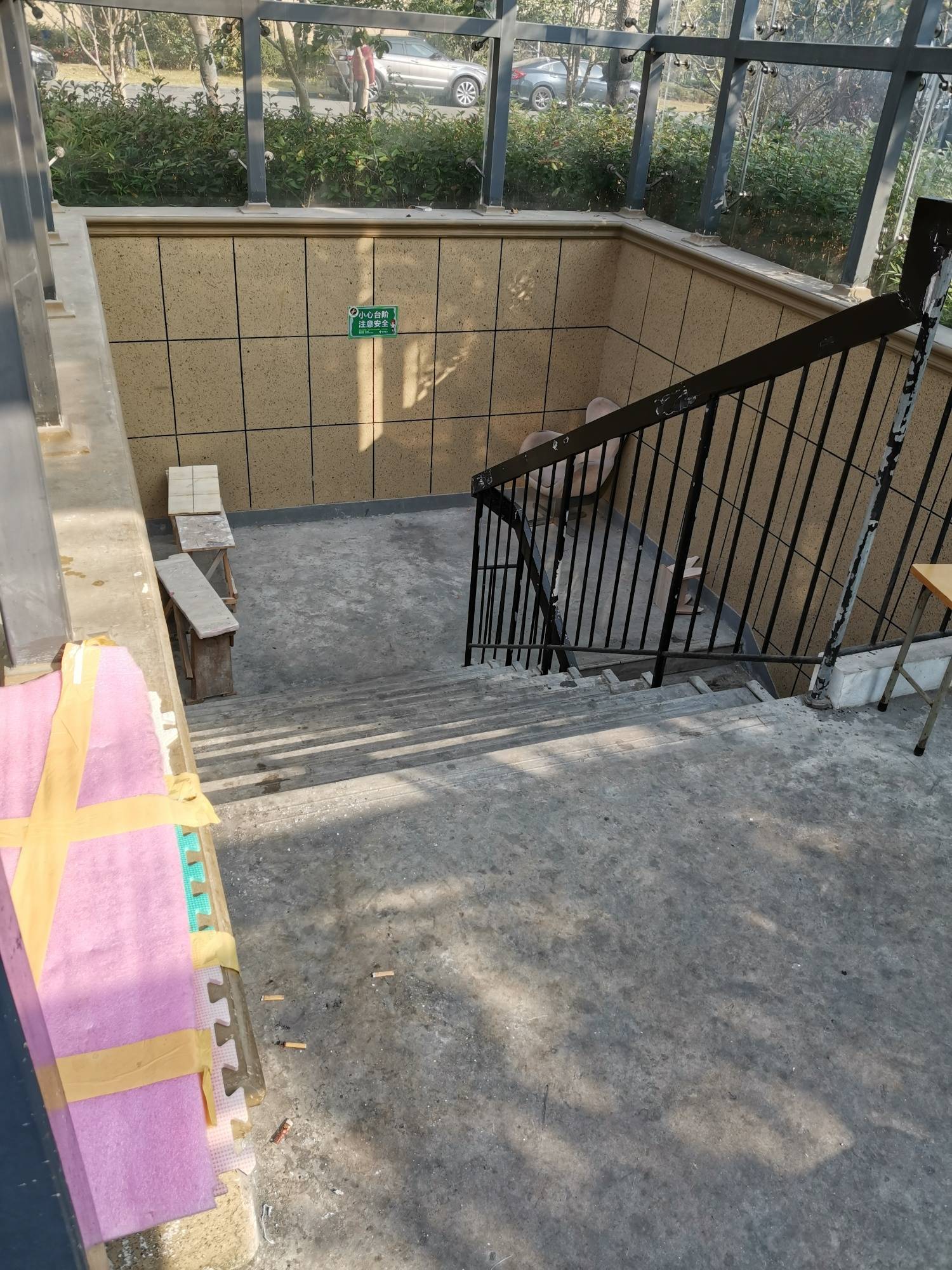 小区地下室楼梯入口,老年人聚集,硬生生变成了"阳光房"