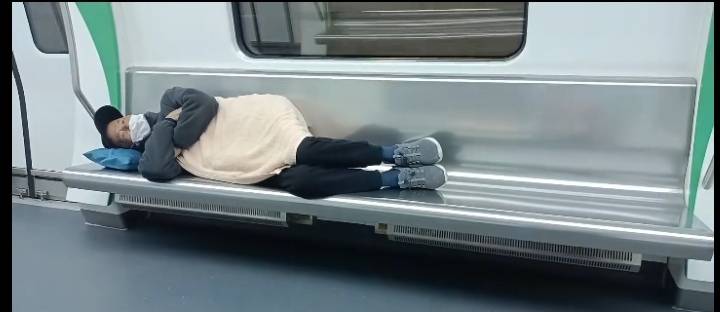 地铁座椅上直接睡觉