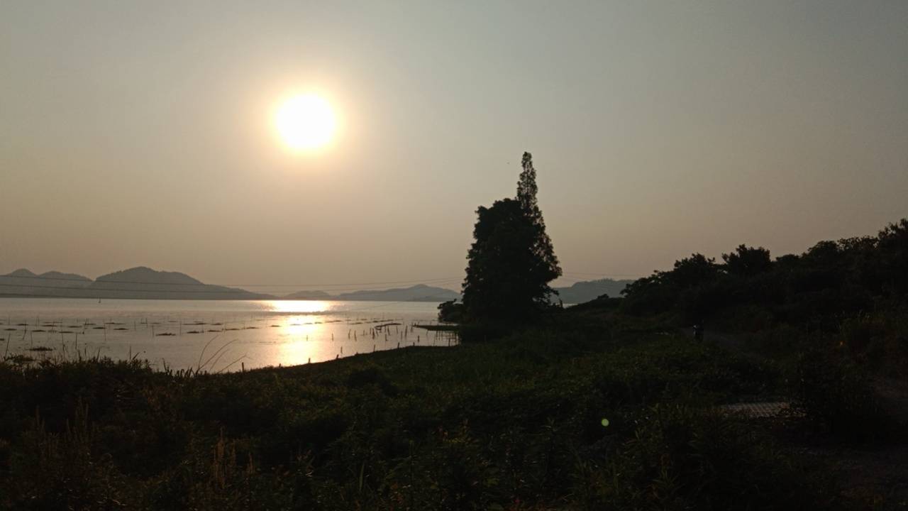 欣赏东钱湖二灵寺的落日，这里与湖光山色融为一体