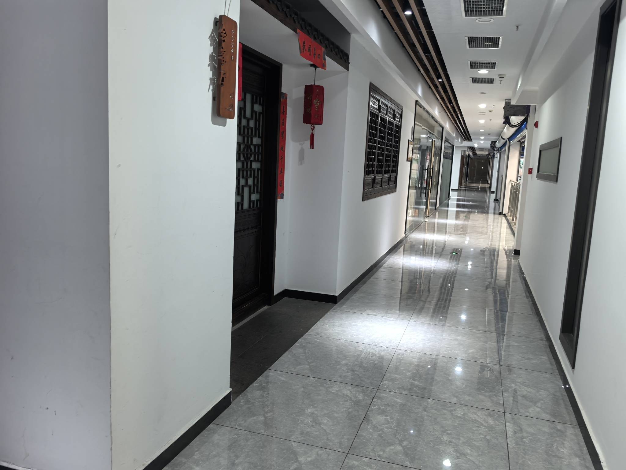 宁波这里二楼基本搬空了。两年前，这里还热闹非凡