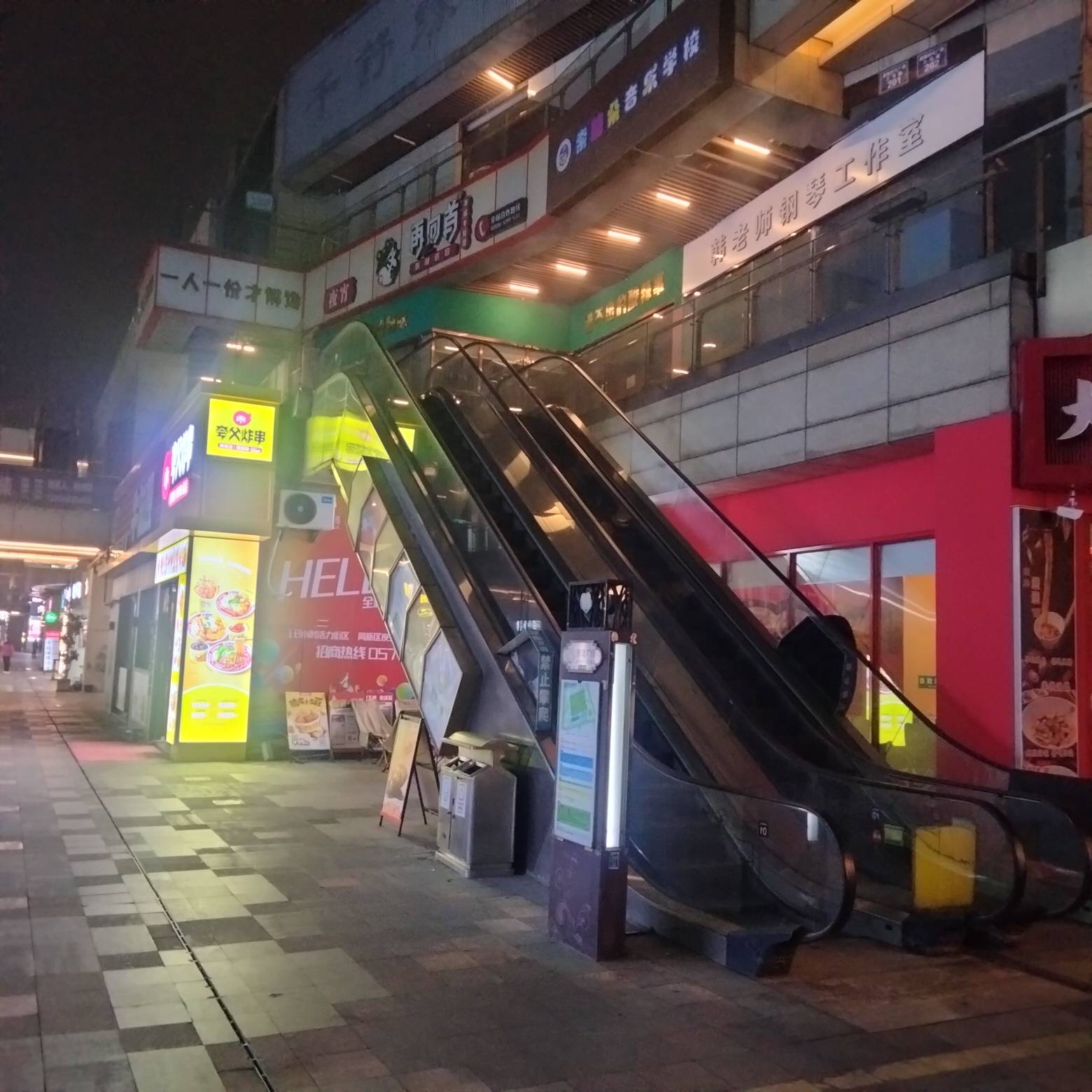 港隆广场晚上人烟稀少