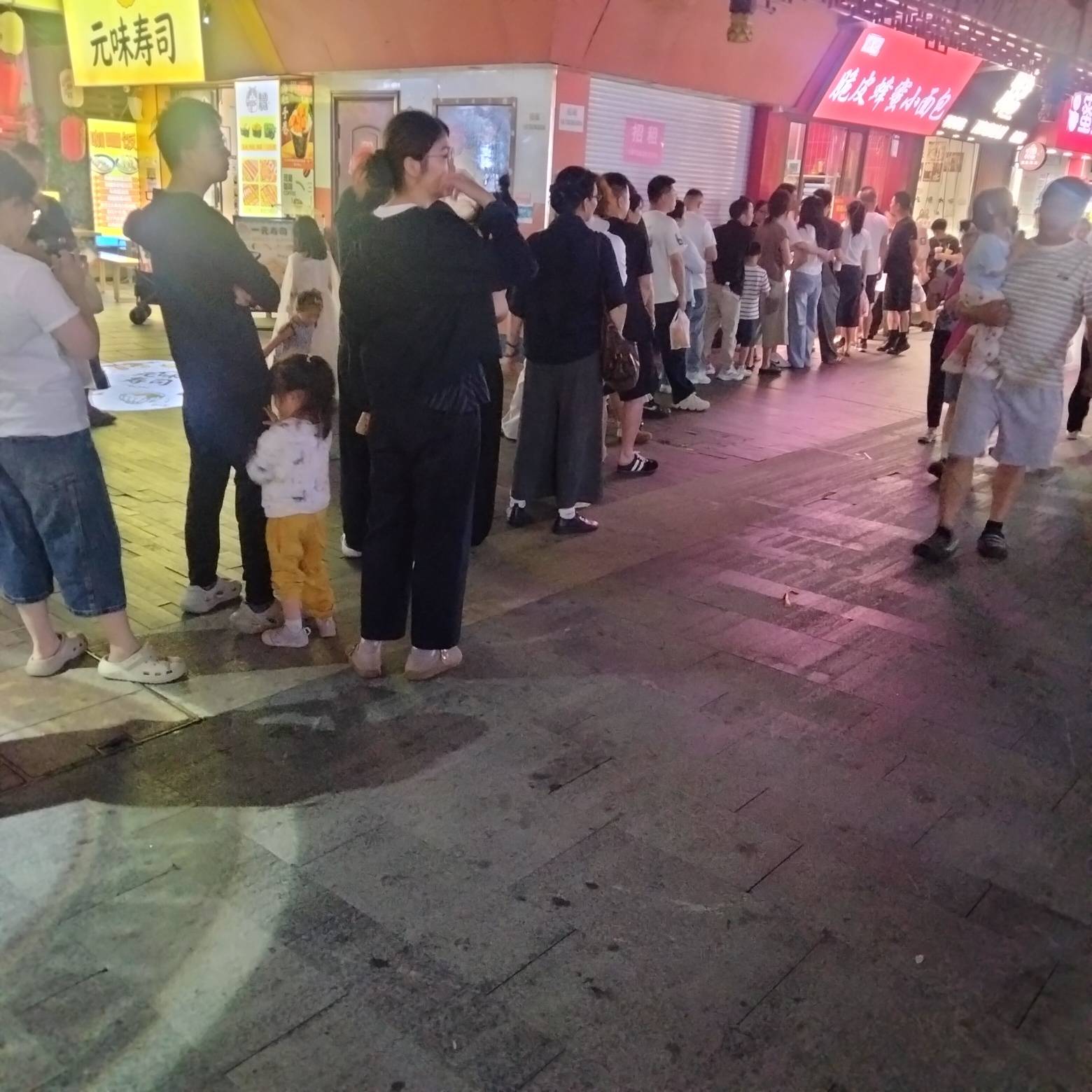鼓楼好多人排队购买脆皮蜂蜜面包